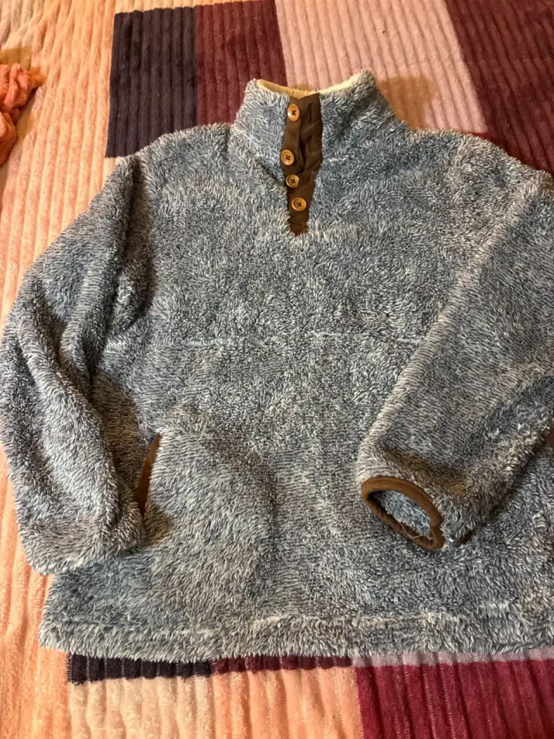 Sweater de lana gris con botones