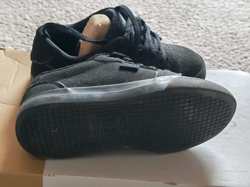 Zapatillas negras deportivas - 1