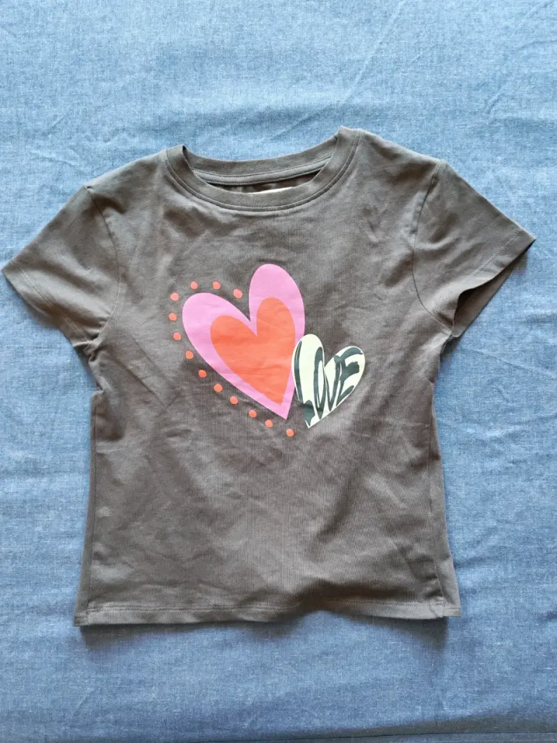 Polera café con diseño de corazones - 1