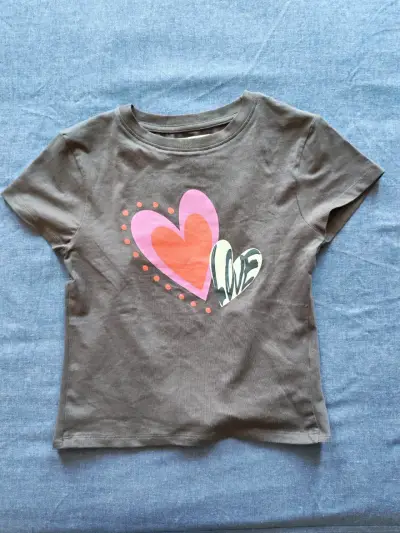Polera café con diseño de corazones - miniatura 1