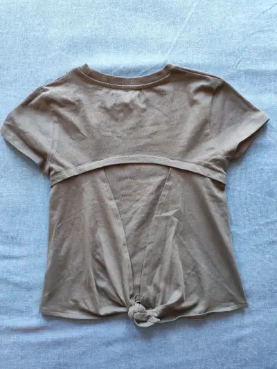 Polera café con diseño de corazones - miniatura 2