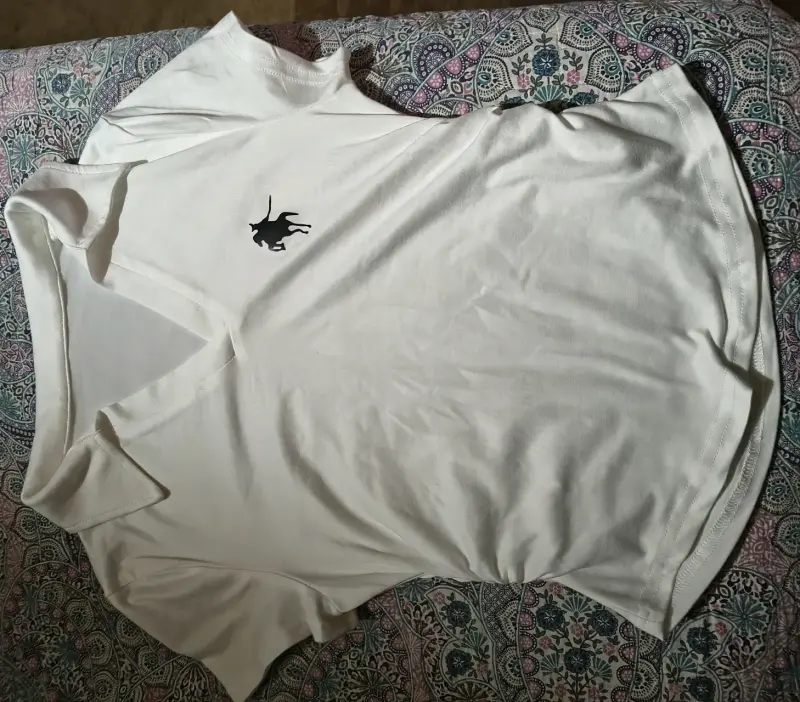 Polera blanca con logo - 1