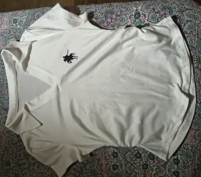 Polera blanca con logo - miniatura 1