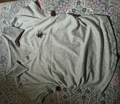 Polera blanca con logo - miniatura 3