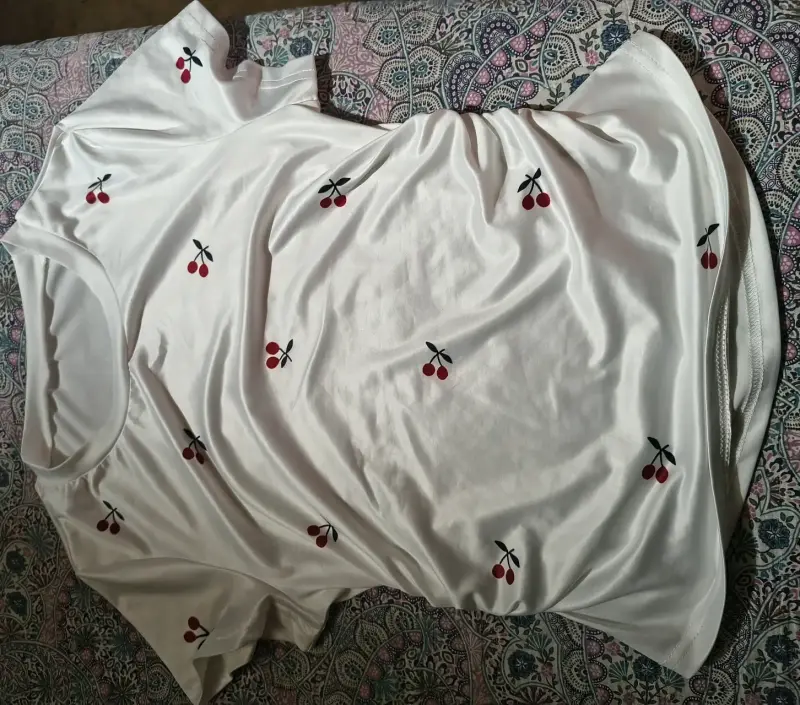 Polera blanca con logo - 4