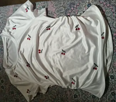 Polera blanca con logo - miniatura 4