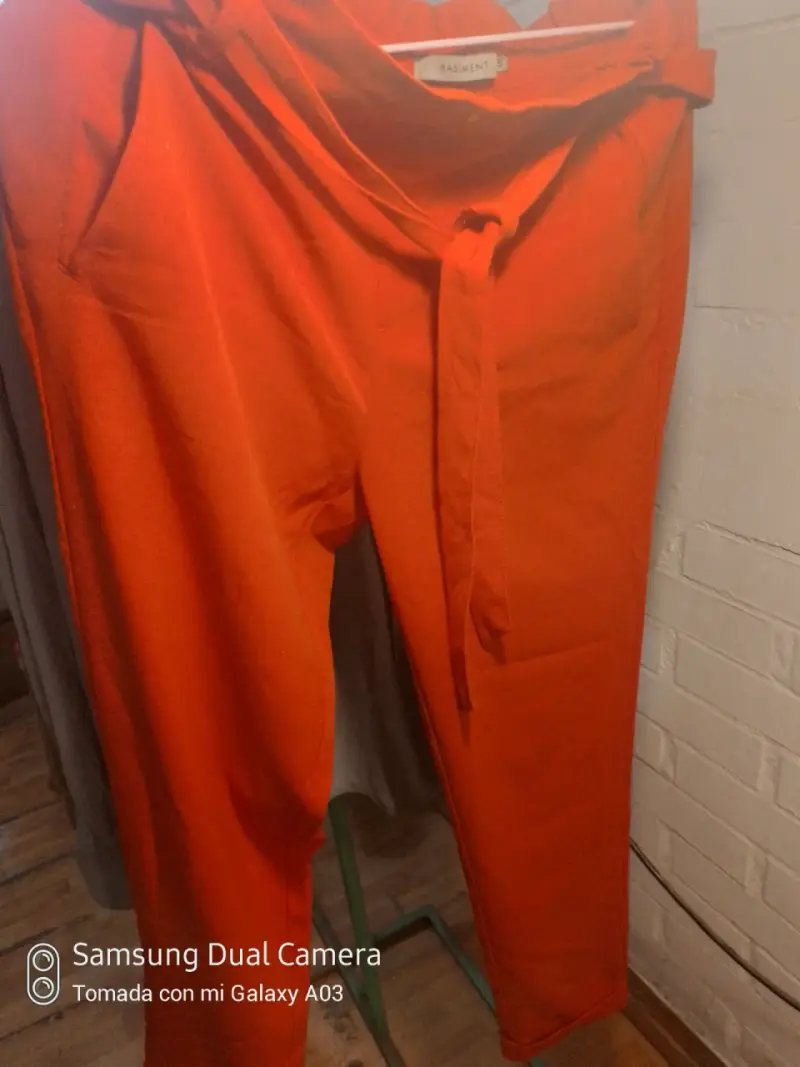 Pantalón naranja con lazo Basement