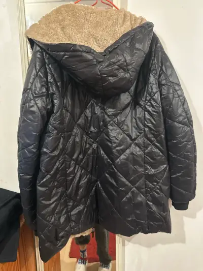 Chaqueta acolchada negra con interior polar - miniatura 2