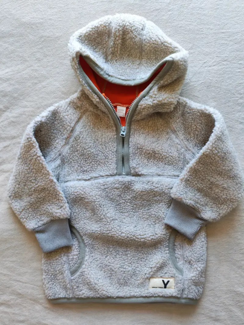Polerón de lana gris con capucha.