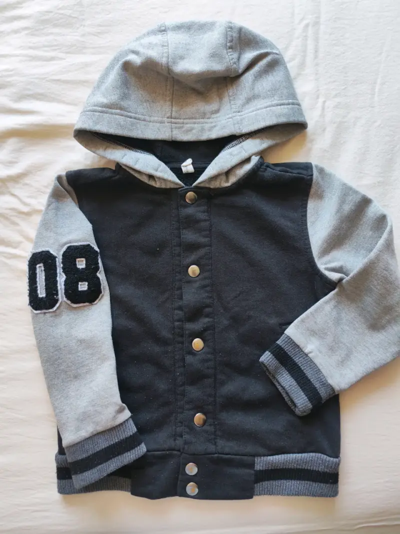 Chaqueta con capucha gris y negra