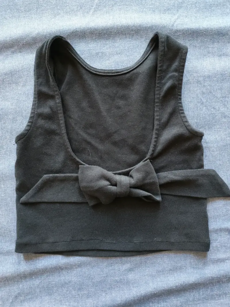 Crop top negro con lazo
