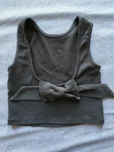 Crop top negro con lazo - miniatura 1