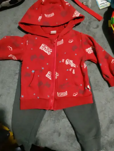 Conjunto de bebé rojo y gris - miniatura 1