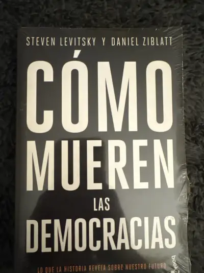 Libro 'Cómo mueren las democracias' - miniatura 1