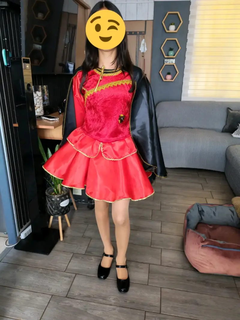 Traje de la tirana rojo con capa negra