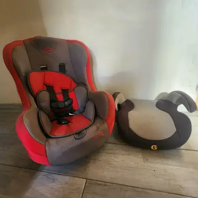 Silla de auto infantil gris y roja - miniatura 1