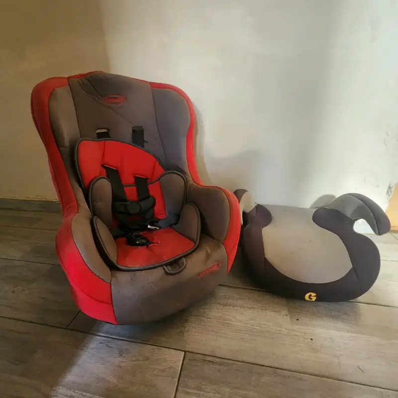 Silla de auto infantil gris y roja - 2