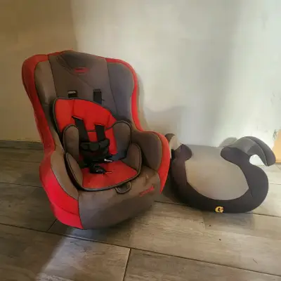 Silla de auto infantil gris y roja - miniatura 2