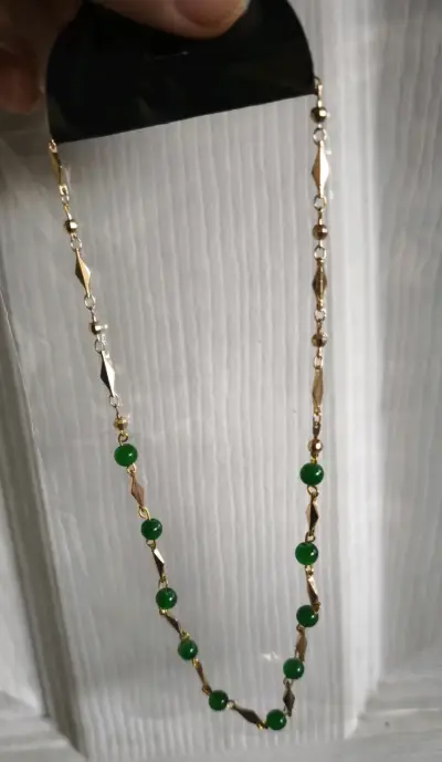 Collar dorado con cuentas verdes - miniatura 1