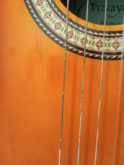 Guitarra clásica naranja y negra - miniatura 3