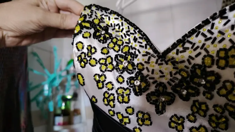 Vestido strapless blanco, negro y amarillo - 2
