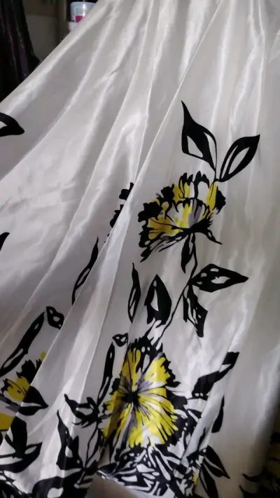 Vestido strapless blanco, negro y amarillo - miniatura 3