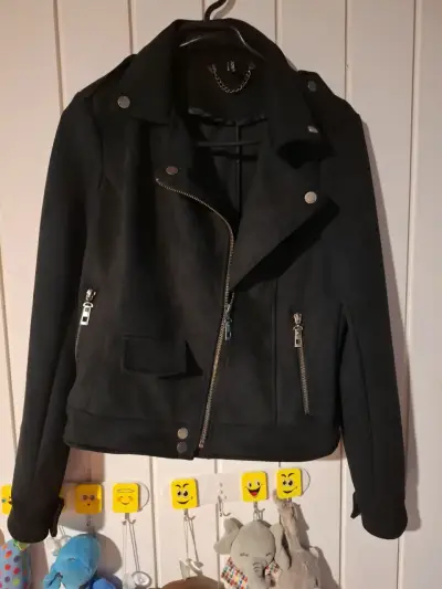 Chaqueta negra barbado estilo biker de gamusa. - miniatura 1