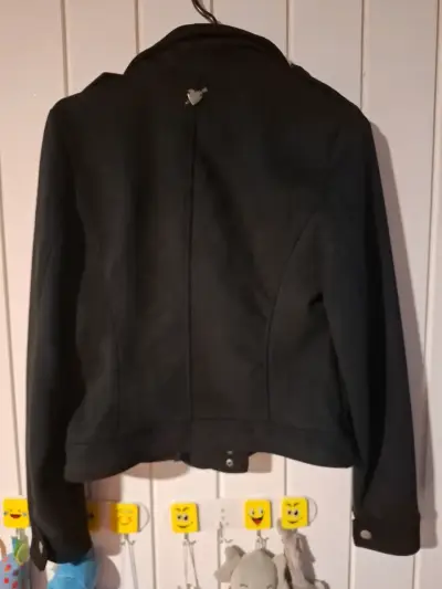 Chaqueta negra barbado estilo biker de gamusa. - miniatura 3