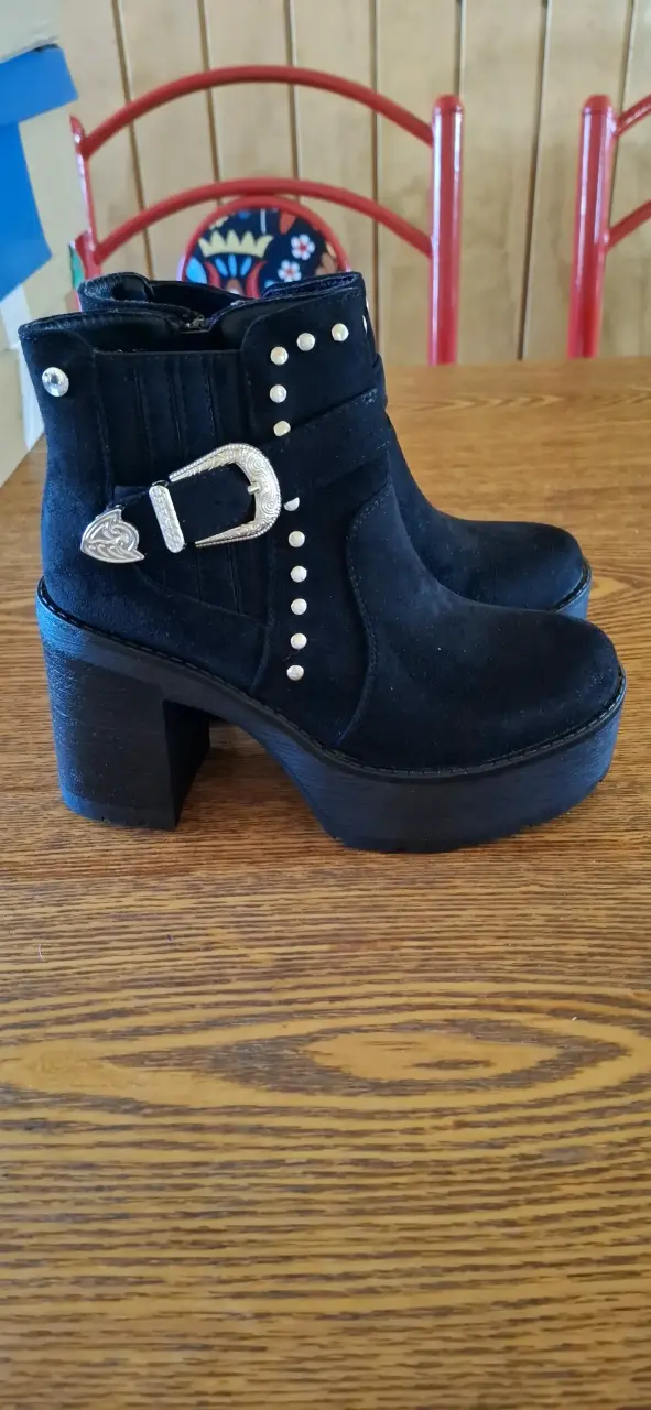 Botines negros con plataformas y tachas - 3