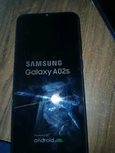 Smartphone con pantalla desbloqueada - miniatura 3