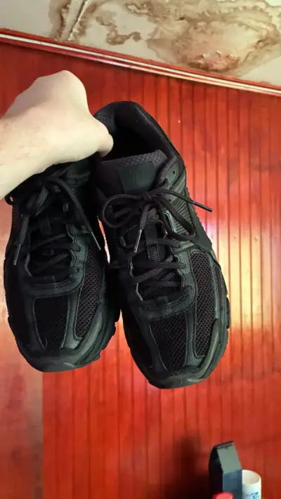 Zapatillas Nike vomero 5 Triple Black - miniatura 4