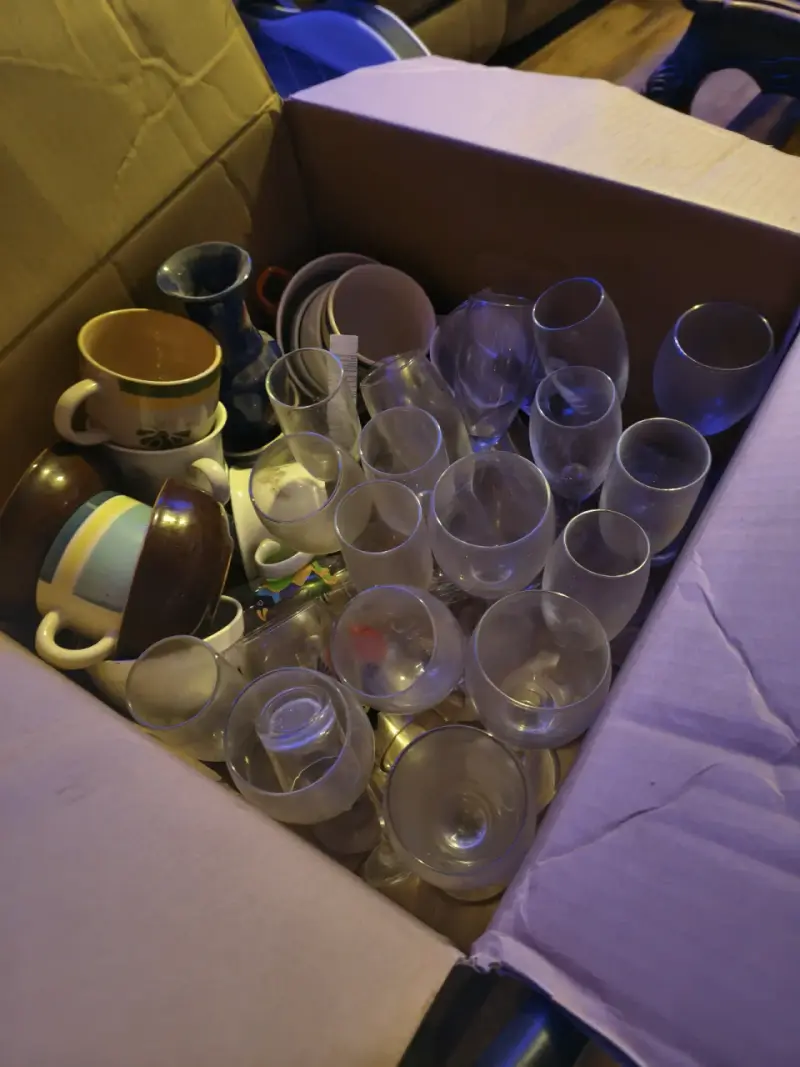 Caja de copas y tazas variadas