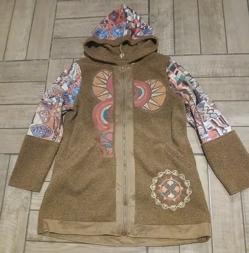 Chaqueta estampada con capucha