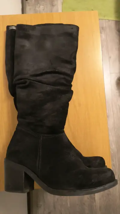 Botas negras de gamuza marca Romano número 37 - miniatura 1
