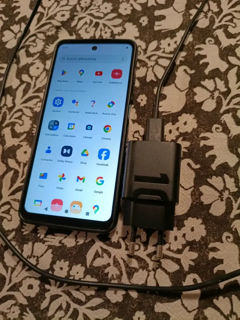 Smartphone con cargador - 1