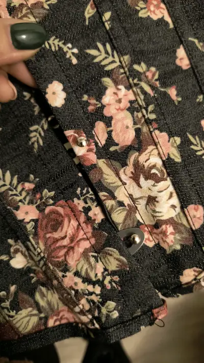 Corset de mezclilla diseño floral y rosas. - miniatura 3
