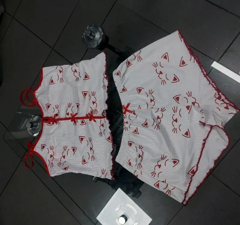 Pijama corto con diseño de gatos
