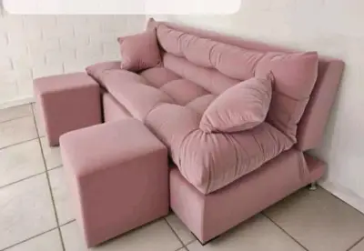 Sofá rosa con puffs incluidos - miniatura 1