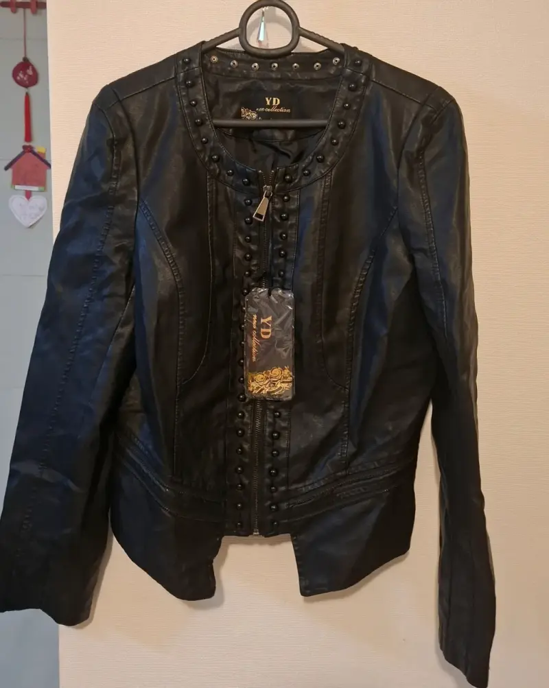 Chaqueta negra de cuero con tachas - 1