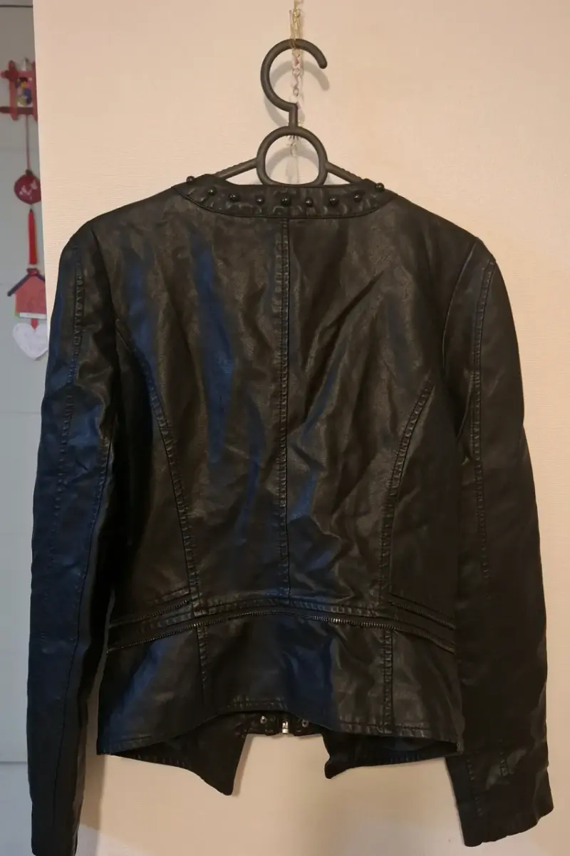 Chaqueta negra de cuero con tachas - 2