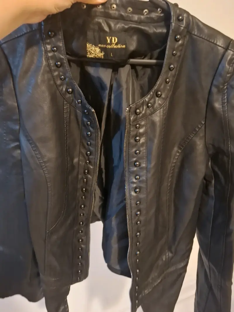 Chaqueta negra de cuero con tachas - 4