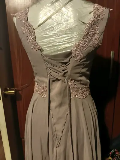 Vestido lila formal - miniatura 4