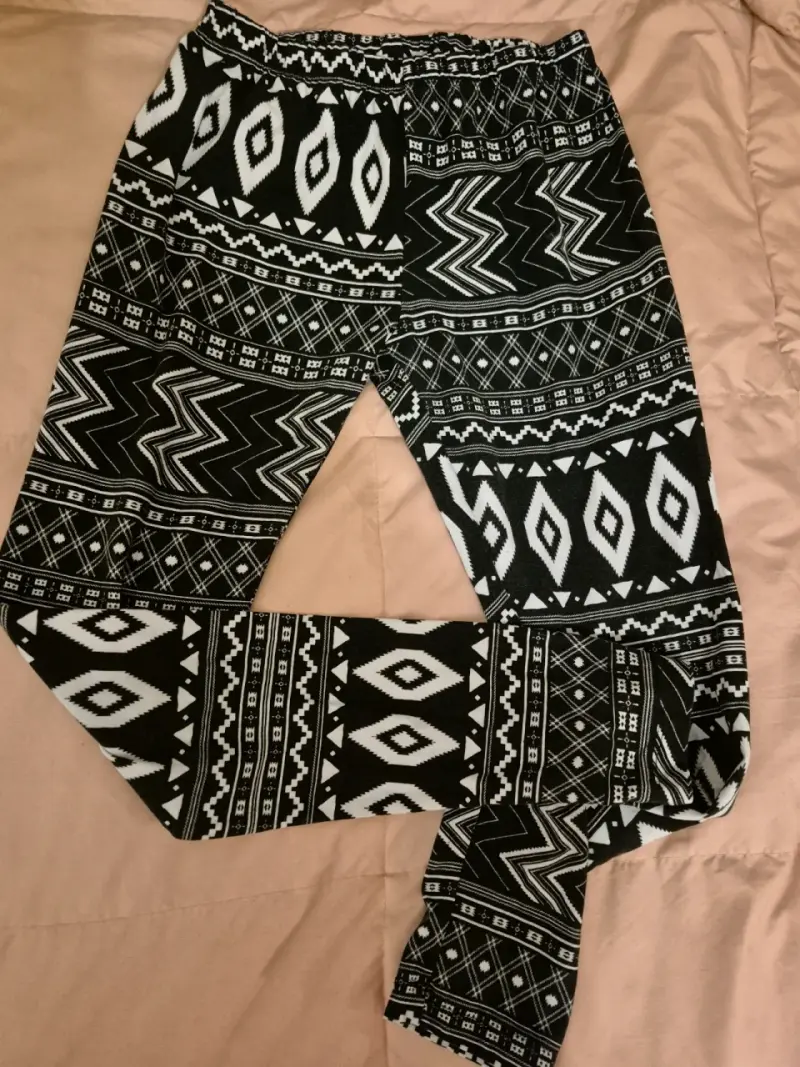 Leggins negros con diseño tribal - 1