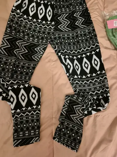 Leggins negros con diseño tribal - miniatura 3