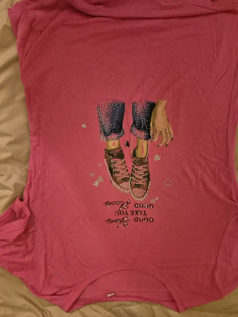 Polera rosa con diseño gráfico - 1