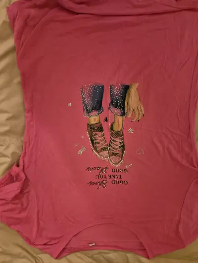 Polera rosa con diseño gráfico - miniatura 1