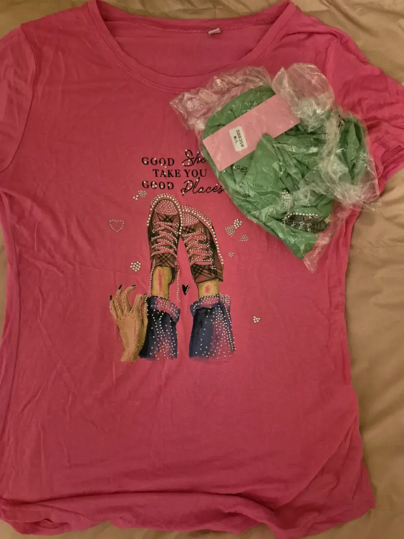 Polera rosa con diseño gráfico - 2
