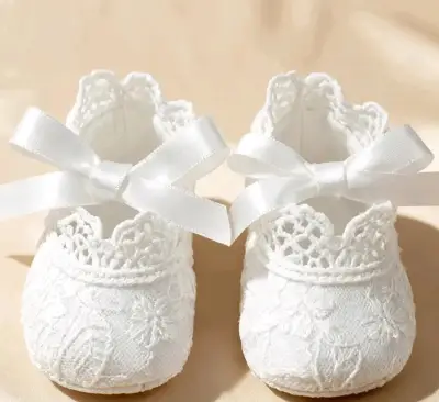 Zapatos de bebé blancos con encaje - miniatura 1