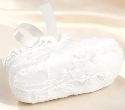 Zapatos de bebé blancos con encaje - miniatura 4