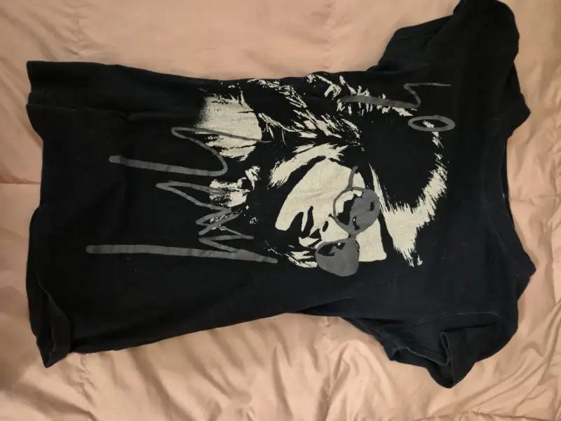 Polera negra con diseño gráfico - 1